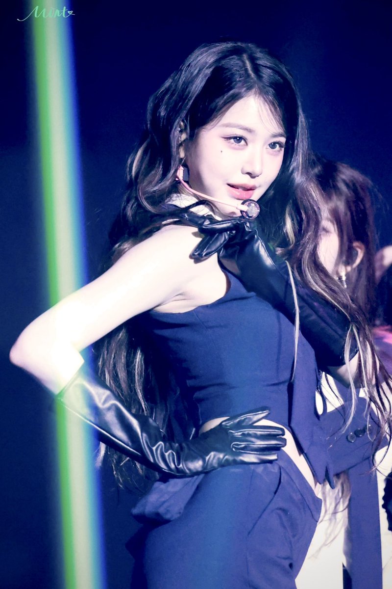 250405 IVE 3rd Fancon Day1
Together we’re so toxic 🖤🩶 

#아이브 #IVE #장원영 #JANGWONYOUNG #원영 #WONYOUNG #ウォニョン