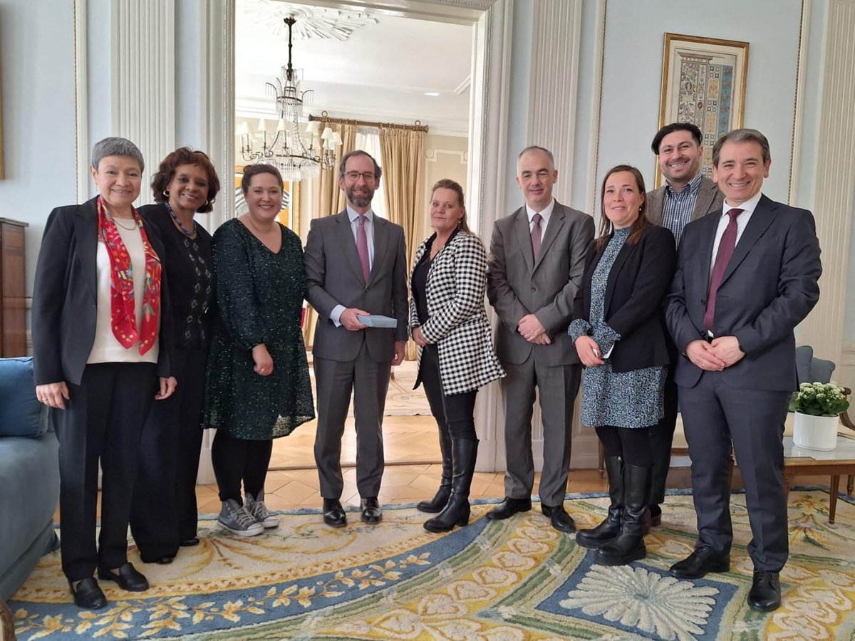Embajador, Felipe Cousiño participó, junto a los Embajadores de Argentina, Colombia, Cuba, España y México, en una reunión con el Comité de Educación del Folketinget.
Se abordó el impulso del español en el sistema educativo danés y avances hacia jardines infantiles bilingües.