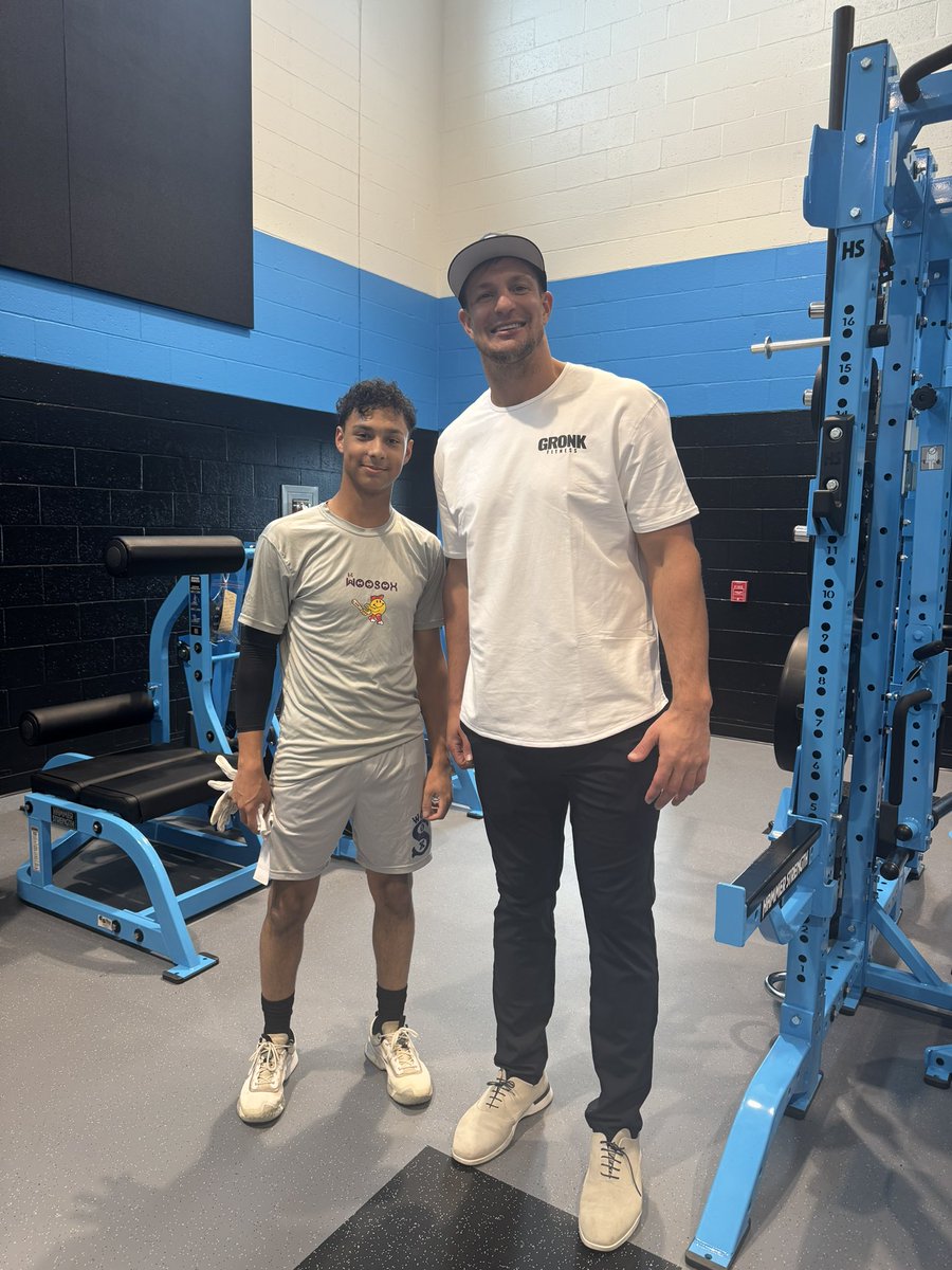 I met <a href="/RobGronkowski/">Rob Gronkowski</a> this week @ school 🩵🖤