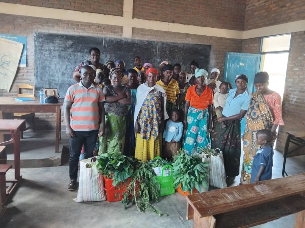 HelloB_ASBL's tweet photo. HELLO-B continues with her philanthropics activities when sh's  yet able to help in community development. 
So many activities are being realised in two communes Isare and Mubimbi of Bujumbura province through the budget of Netherlands by Gvc. More thanks to our dear partners! https://t.co/ohkkSlQ64i