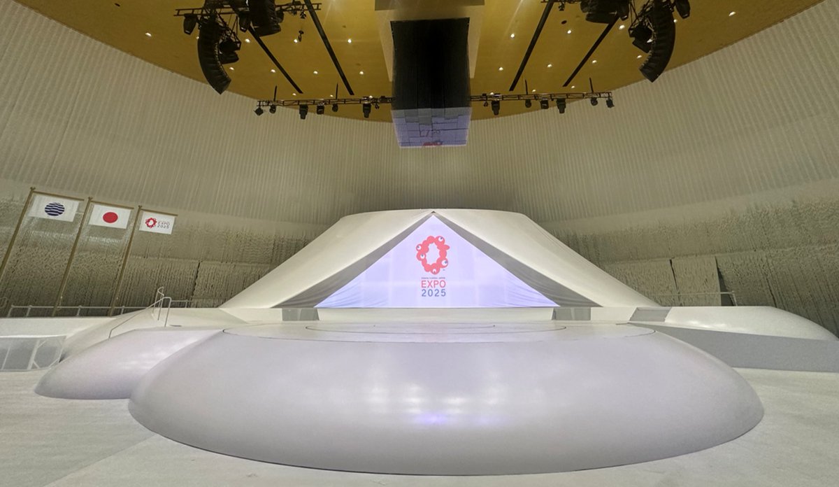 expo2025_japan's tweet photo. ／​
#大阪・関西万博 開会式​
NHKにて全国生放送📺​
＼​

13:55～15:15放送予定🕑​

アンバサダーの #コブクロ のおふたりや​
#佐渡裕 さんも出演✨​
サプライズゲストも登場予定です🤫​

ぜひご視聴ください🔴🔵 https://t.co/q8QtsAFYO5