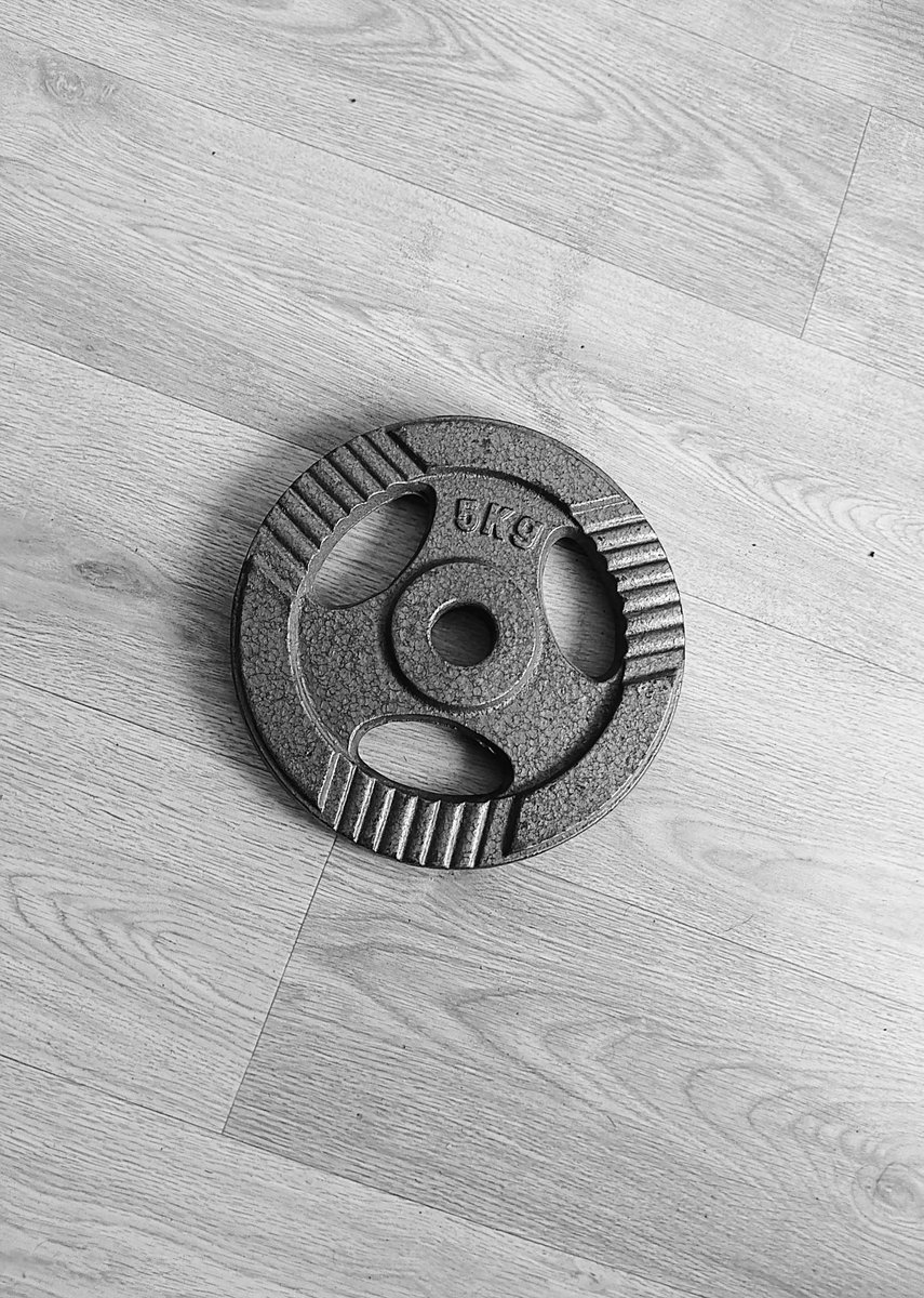 JefKPhotography's tweet photo. A 5 KG weight plate.

Black and white photo.

#weightplate #strengthtraining #fortraining #sport #sports #photo #picture #photography #blackandwhite https://t.co/FF7X8N779o