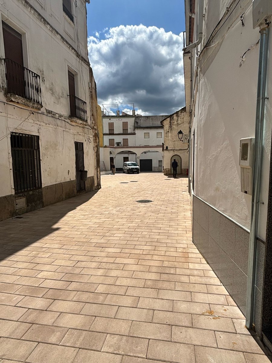 OccOBRA's tweet photo. 🧱 Obra de la Plaza de Juanito Maravillas de Villaviciosa de Córdoba terminada.

¿Adivinas qué es eso que dejan ver los cristales del suelo? 💠 https://t.co/WhO6Pg7Edb