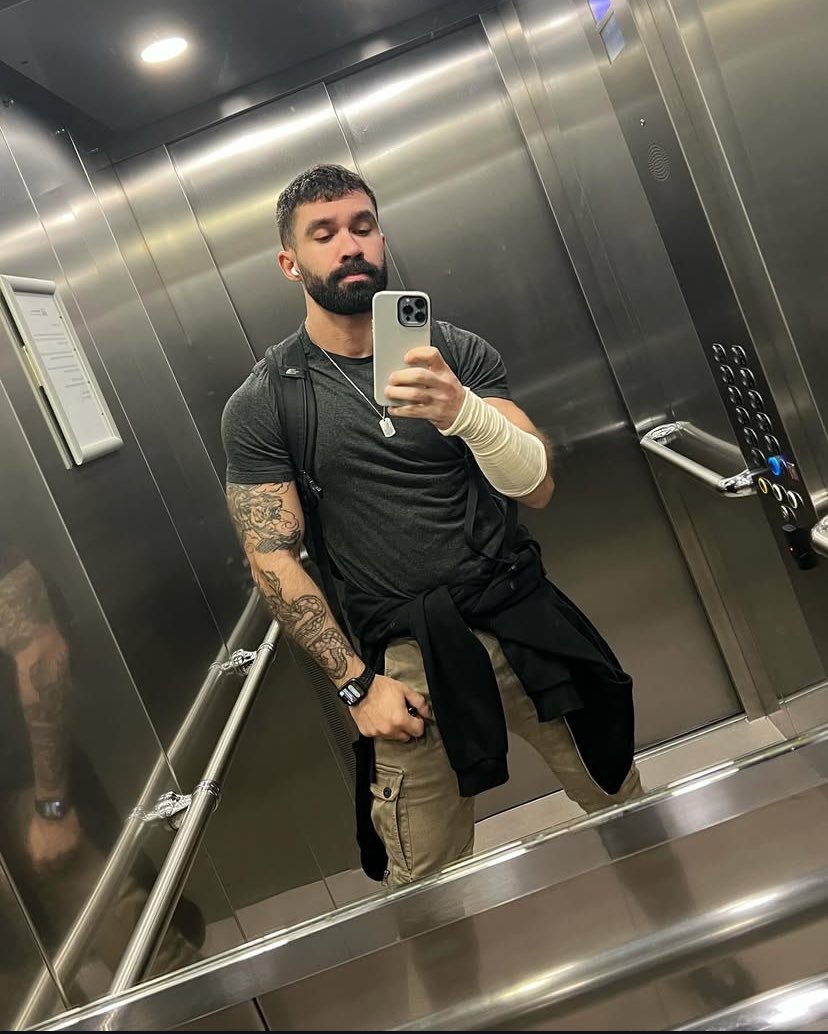 LHurg10's tweet photo. Throwback to before surgery > Yesterday.
Missing the gym. Hopefully not losing too much size - another 4 weeks before I'm back on the weights https://t.co/OKdz1Ax6pz