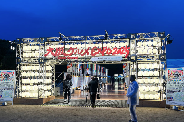 lmaga_jp's tweet photo. 大阪城公園内に1500席！？
万博に連動、6カ月ぶっ通しのグルメ祭🔥

明日より開催！大阪で愛される味をはじめ、ミシュラン掲載店など30店舗が集結。11時〜22時までと、夜まで楽しめます！
https://t.co/uAA2gPuI3i https://t.co/5iSSb30x5P