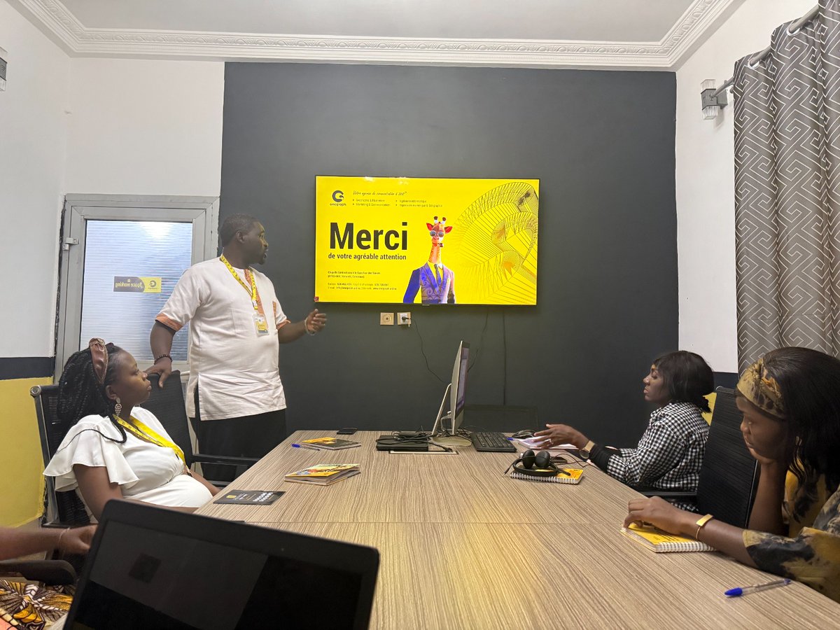 Onograph2020's tweet photo. 🎤 Prendre la parole, c'est magique!

✨ Au cours de cette première cession d'ONOBOOST, la Team d'ONOGRAPH a eu l'occasion de booster ses compétences sur la notion de la PRISE DE PAROLE EN PUBLIC! 

Une merveilleuse expérience que nous partageons avec vous😊👌

#Onograph #Team https://t.co/6tRUyBQi5e