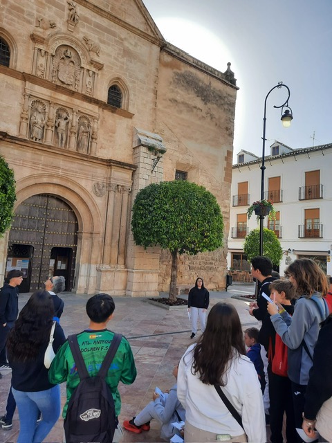 IColegiales's tweet photo. El alumnado del CEIP Reina Sofía ha realizado una visita guiada por nuestro alumnado de Patrimonio junto con su profesor. Han podido disfrutar de un desayuno andaluz, un tour por la ciudad y a la vez conocer a sus compañeros del próximo curso. https://t.co/uBeeq260BN