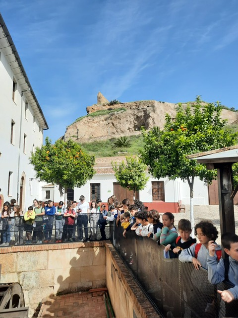 IColegiales's tweet photo. El alumnado del CEIP Reina Sofía ha realizado una visita guiada por nuestro alumnado de Patrimonio junto con su profesor. Han podido disfrutar de un desayuno andaluz, un tour por la ciudad y a la vez conocer a sus compañeros del próximo curso. https://t.co/uBeeq260BN