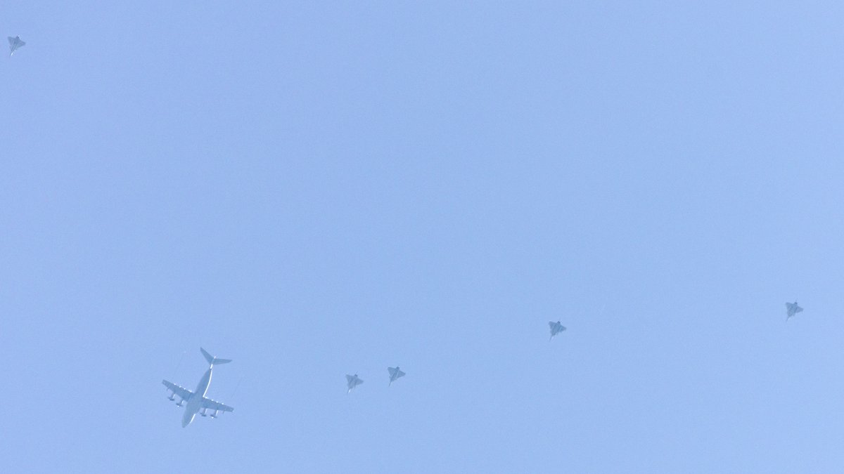 Pas moins de 5 rafales pour accompagner cet A400M en mode ravitaillement en vol ,au dessus des Deux-Sèvres ce midi.
#A400M
<a href="/FrenchTrackers/">French Trackers & Spotters 🇫🇷 📡</a> <a href="/TrackeurADSB/">Trackeur ADS-B 🇫🇷 📡</a>