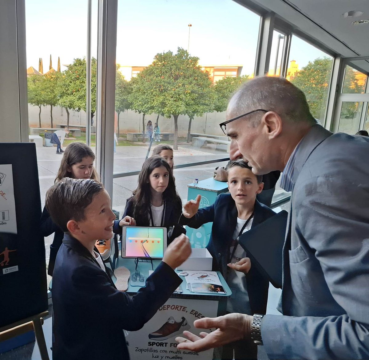 AlqueriaEduca's tweet photo. Alquería educación gana en Granada el concurso de emprendimiento MBA Kids y se clasifica para la fase nacional cuya final se celebra en Madrid el próximo mes de mayo. Enhorabuena a alumnado y tutores por su excelente  y colaborativo trabajo. La fuerza del equipo. https://t.co/jC0REaeoI4