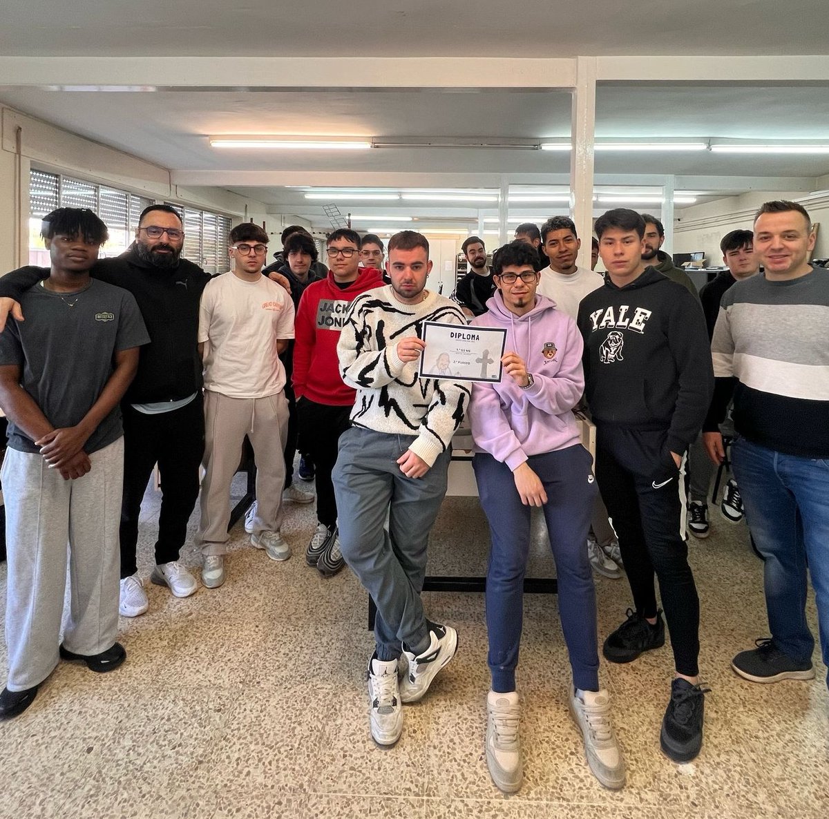 👏 En la pasada #SemanaIgnaciana nuestro centro participó en el Quizizz sobre el Papa Francisco de <a href="/educsi/">Educación Jesuitas</a>.

Hoy celebramos los buenos resultados: 
🥈2º puesto: 1º ESO B
🥈2º puesto: 1º GS Mnto. Electrónico 
🥉3º puesto: 1º GB Mnto. de Vehículos
¡¡Enhorabuena!!
<a href="/LdeFsj/">Líneas de Fuerza</a> 👇