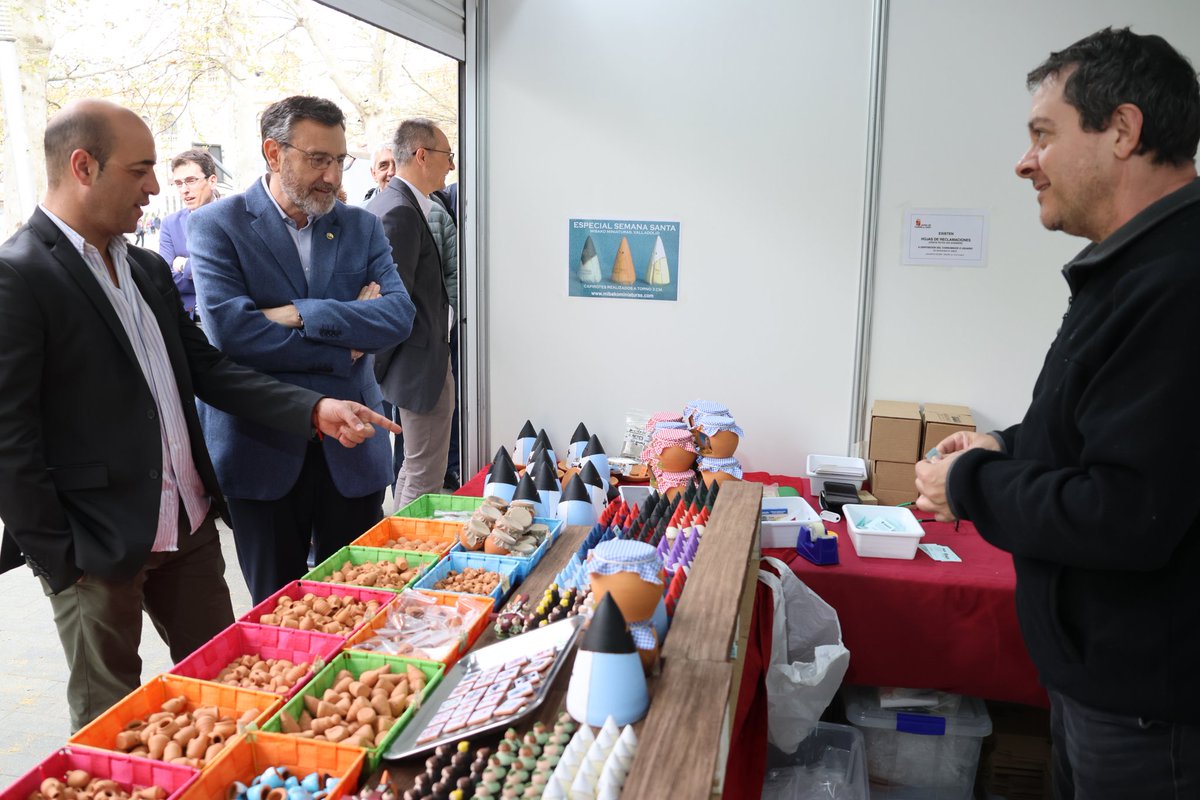 PSOEDip_Va's tweet photo. El Grupo Socialista visita la Feria de Artesanía en Valladolid que arranca hoy. 

El portavoz @FFerreira_Dip la diputada @lolamayo74 y los diputados @PakoPas1986 y Adolfo López muestran su apoyo a los artesanos y artesanas de nuestra tierra y de otras provincias. https://t.co/d20ZKeU0YV