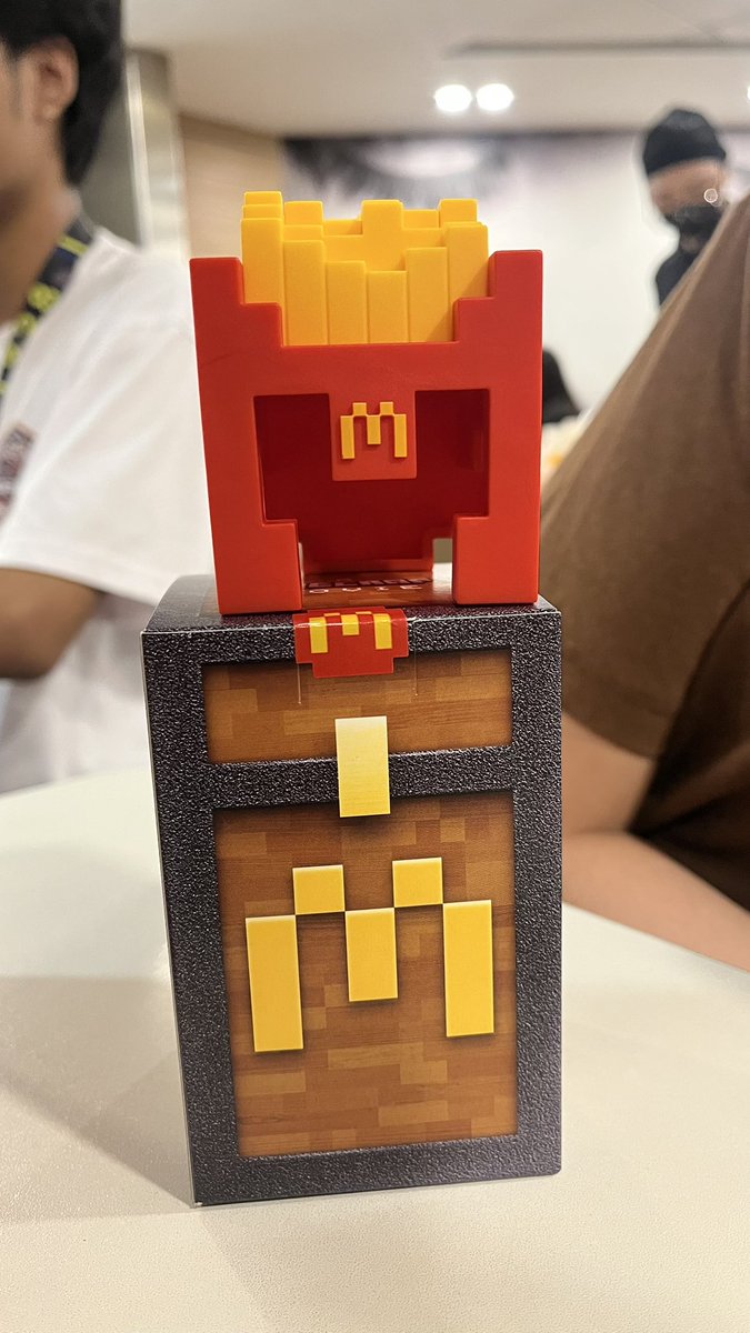 rbcdpa's tweet photo. Hii Lf mcdo minecraft potion near ubelt baka may gustong makipag trade. I got the fries one/ fryhelmet

#MinecraftMovie #Minecraft #McDonalds #fryhelmet #ubelt https://t.co/bgiMQPIZG0