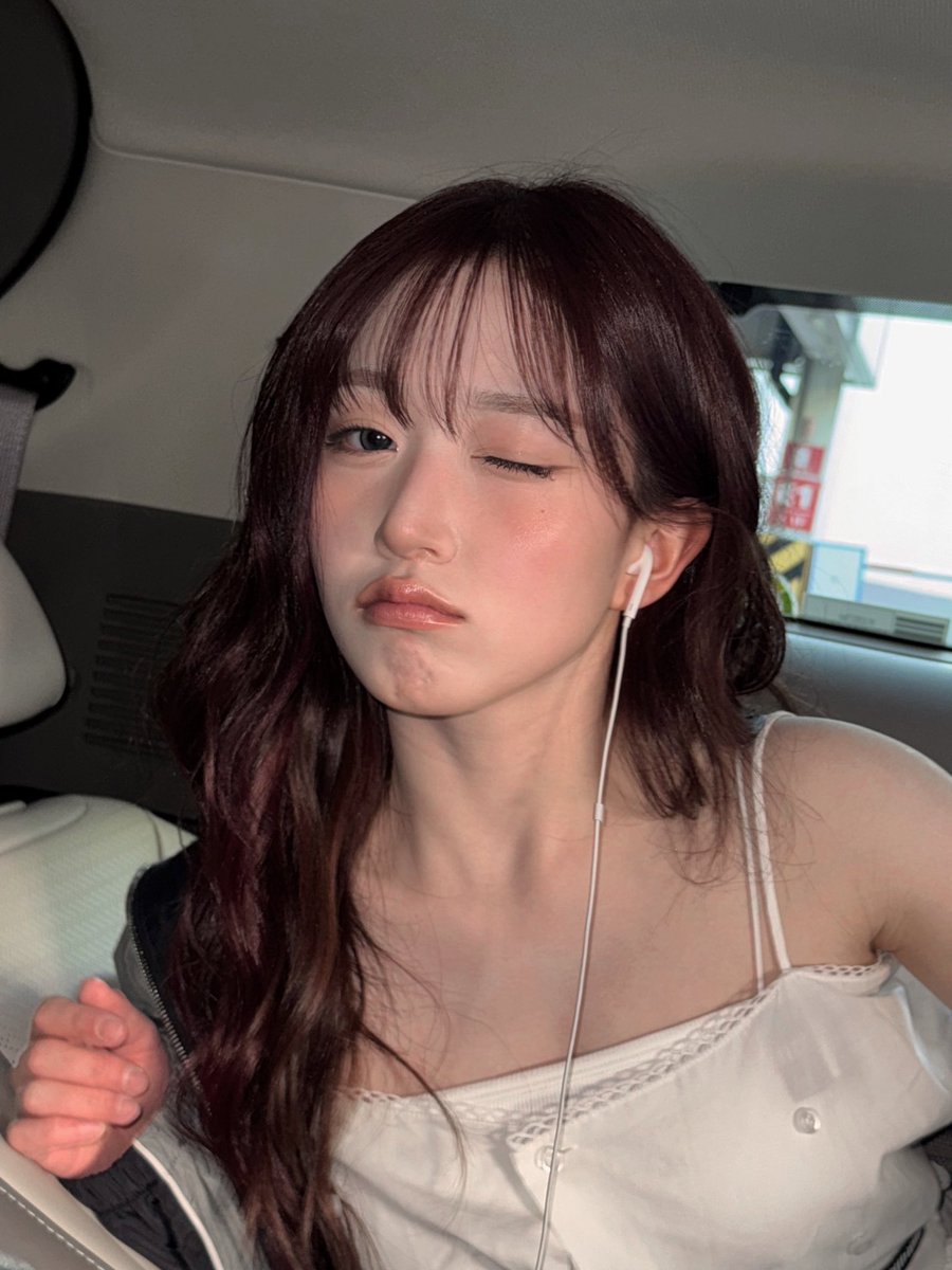 WE_NMIXX's tweet photo. 뱅기탔어용
(사진은 공항 주차장에 주차하구 찍었어요오)

#NMIXX #엔믹스 
#해원 #HAEWON https://t.co/dKlNlV3gFm