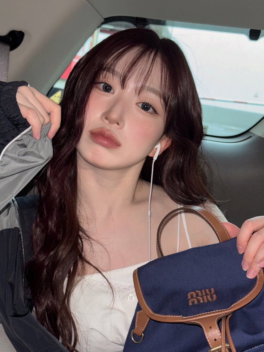 WE_NMIXX's tweet photo. 뱅기탔어용
(사진은 공항 주차장에 주차하구 찍었어요오)

#NMIXX #엔믹스 
#해원 #HAEWON https://t.co/dKlNlV3gFm