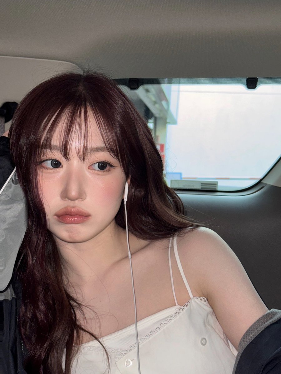 WE_NMIXX's tweet photo. 뱅기탔어용
(사진은 공항 주차장에 주차하구 찍었어요오)

#NMIXX #엔믹스 
#해원 #HAEWON https://t.co/dKlNlV3gFm