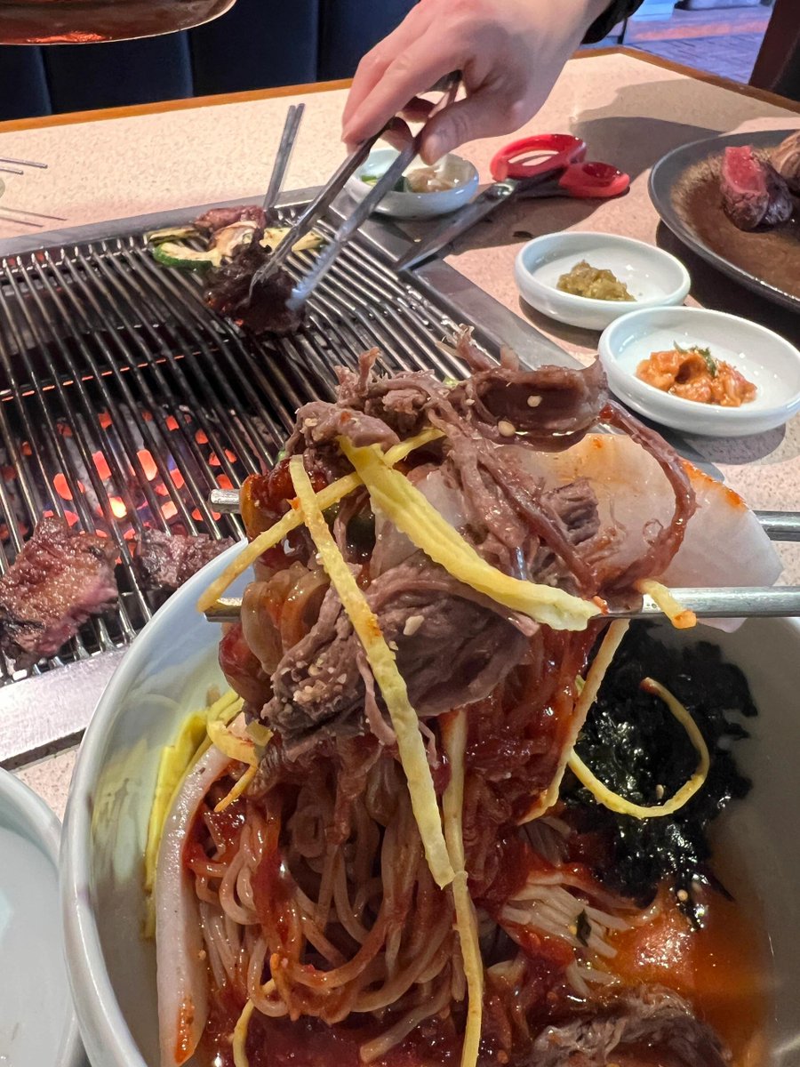 저녁 식사 시간은 사랑하는 사람과 로맨스를 공유하기에 가장 좋은 시간입니다. 🌹🍷