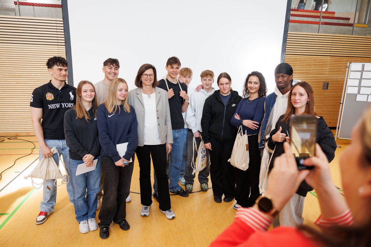 Bayerischer Landtag (@landtag_bayern) on Twitter photo Präsidentin <a href="/IlseAigner/">Ilse Aigner</a> besucht Schülerinnen & Schüler der Anna-Pröll-Mittelschule Gersthofen bei "Schule trifft Landtag", dem Projekt des #LTBY zur politischen Bildung! „Ihr stimmt mich zuversichtlich, dass viele junge Menschen sich für unsere #Demokratie einsetzen", so Aigner. Präsidentin <a href="/IlseAigner/">Ilse Aigner</a> besucht Schülerinnen & Schüler der Anna-Pröll-Mittelschule Gersthofen bei "Schule trifft Landtag", dem Projekt des #LTBY zur politischen Bildung! „Ihr stimmt mich zuversichtlich, dass viele junge Menschen sich für unsere #Demokratie einsetzen", so Aigner.