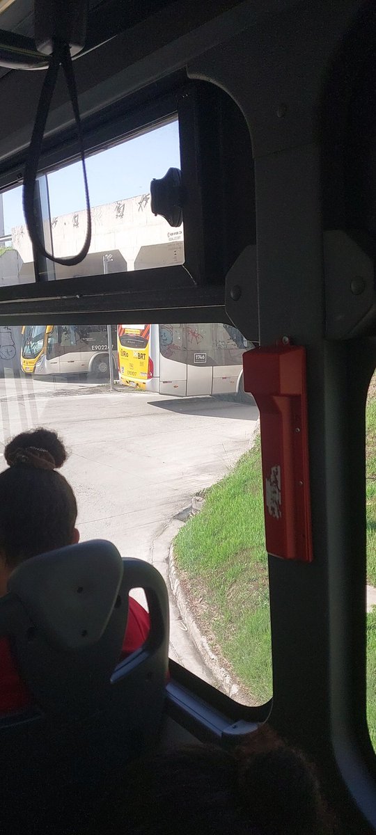 moabe_vettore's tweet photo. @BRTMobiRio engarrafamento de BRT na entrada do alvorada. Estamos há quase 5 minutos parados. Todo dia de manhã é essa situação pra entrar no alvorada. Vcs precisam aumentar esse terminal pra comportar mais passageiros. https://t.co/36Jh5oPGrE