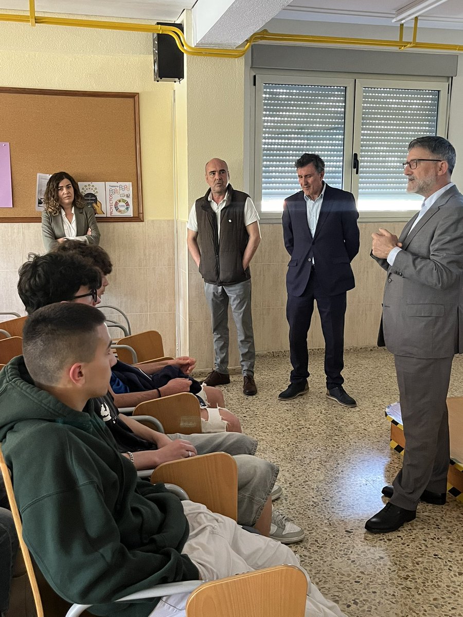 Ceoecant's tweet photo. #IBDS | ♻️ Dentro del marco del programa Industria Base del Desarrollo Sostenible hoy hemos estado en el @ies_ltq. @ENSAonline ha sido la empresa invitada. Su presidente, Francisco Mañanes ha explicado a los alumnos la importancia que el sector industrial tiene para nuestra economía y para el bienestar de toda la sociedad. 

#sostenibilidad #desarrollo #industria #cantabria