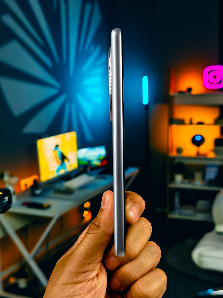 stufflistings's tweet photo. Q5. How slim is the iQOO Z10?
A. India’s slimmest 9.99mm
B. india’s slimmest 7.89mm
#WiniQOOZ10 #iQOOZ10 #FullyLoaded https://t.co/wsiclVrc09
