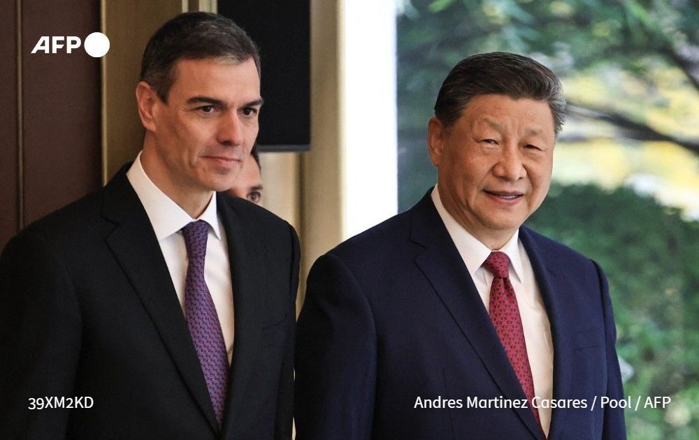 AFP's tweet photo. Chinese President Xi Jinping has urged the European Union on Friday to join hands with Beijing in resisting "unilateral bullying", in reference to swingeing tariffs imposed by US President Donald Trump. 
https://t.co/HAIQdj7eWs https://t.co/IG5jEpvnvj