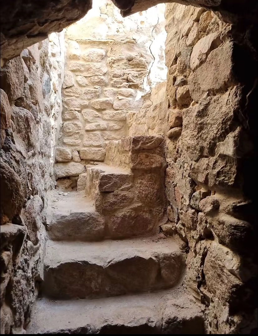 قلعه العقبه بنيت عام 1478 ميلادي على يد قانصوه الغوري لـ مشايخ #الحويطات وبالتحديد بني عمران بن حويط كما هوا مكتوب (قلعه بني عمران في النص)