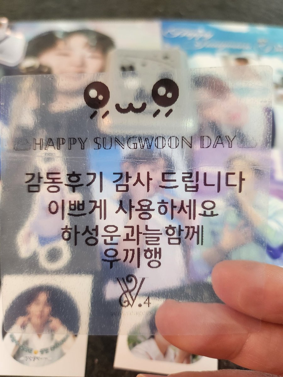 BjtgpYdk1iPq9By's tweet photo. 생카 후기선물 잘받았어요🩷
예쁜 굿즈를 한가득 보내주셨는데
하나같이 다 소중합니다☺️
영롱한 포토프롭, 구르미폴짝님의 맥세이프 카드지갑, 눈빛아련 안경닦이, 포카, 배너 축소판 책갈피, 미니스티커, 귀염뽀작 스트로우픽..
하나라도 더 챙겨주시려는 마음이 느껴졌어요~진심으루 감사합니다🙇‍♀️ https://t.co/GvcWl9rGkM