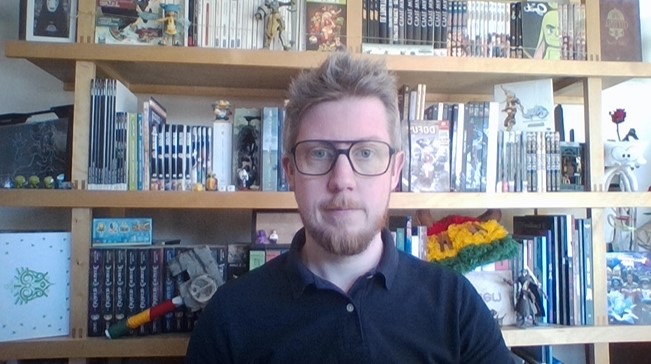 N3t3r2's tweet photo. Prépa visio cet aprèm.
Le fiston a voulu m’aider à installer le décor…
À votre avis, mon interlocuteur vient d’où ? 😄 https://t.co/dvHQzSpni6
