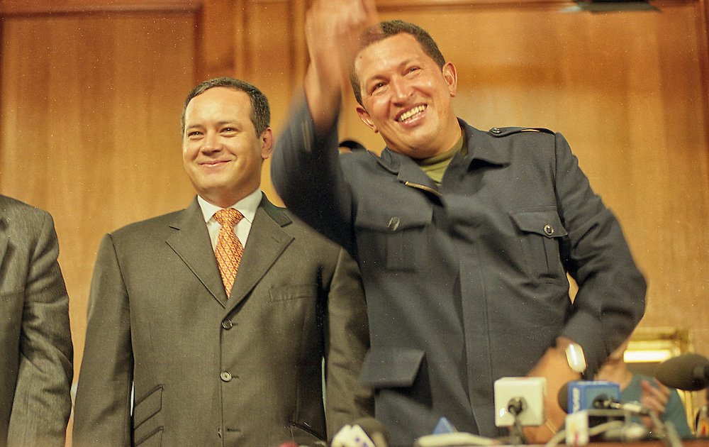 ¡NOSOTROS ESTAMOS CLARO QUE AQUÍ NO LLEGAMOS PARA TRAICIONAR A ESTE PUEBLO BAJO NINGUNA CIRCUNSTANCIA. LEALES SIEMPRE, TRAIDORES NUNCA!

Diosdado Cabello.

Leales a Hugo Chávez 🫡