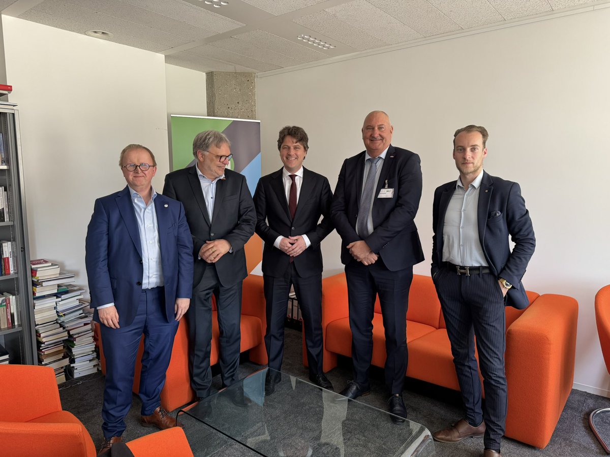 Afgelopen dinsdag spraken we met Henri Bontebal in Den Haag. Onder andere over de woningmarkt, fatsoenlijke politiek en lokale uitdagingen. Benieuwd naar ons verslag? Je leest het hier 👉 cda.nl/groningen/eems… #cdaeemsdelta #eemsdelta #cda #henribontebal