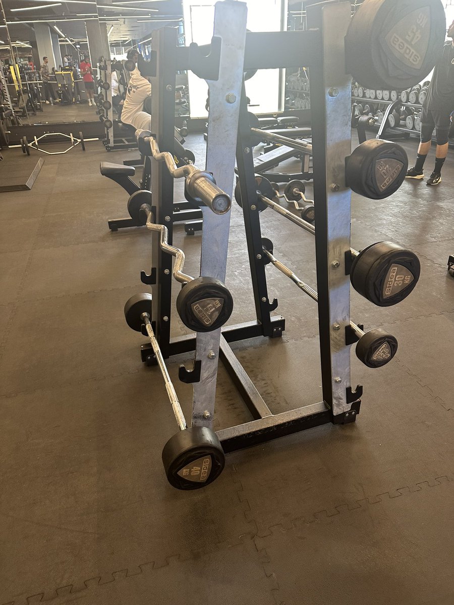 sultan122o's tweet photo. @FitnessTimeSA 
وقت اللياقه الاحمر فرع الطايف سيء جدا في الاجهزه والاوزان للبارات ناقصه لها اكثر من شهرين 

ولا فيه تحسن ولا اهتمام ولا يوجد مدرب فالصاله 

ارجو الاهتمام او اعادة الاشتراك لي في اسرع وقت وهذه صورة الاوزان https://t.co/K61aHjZMoS