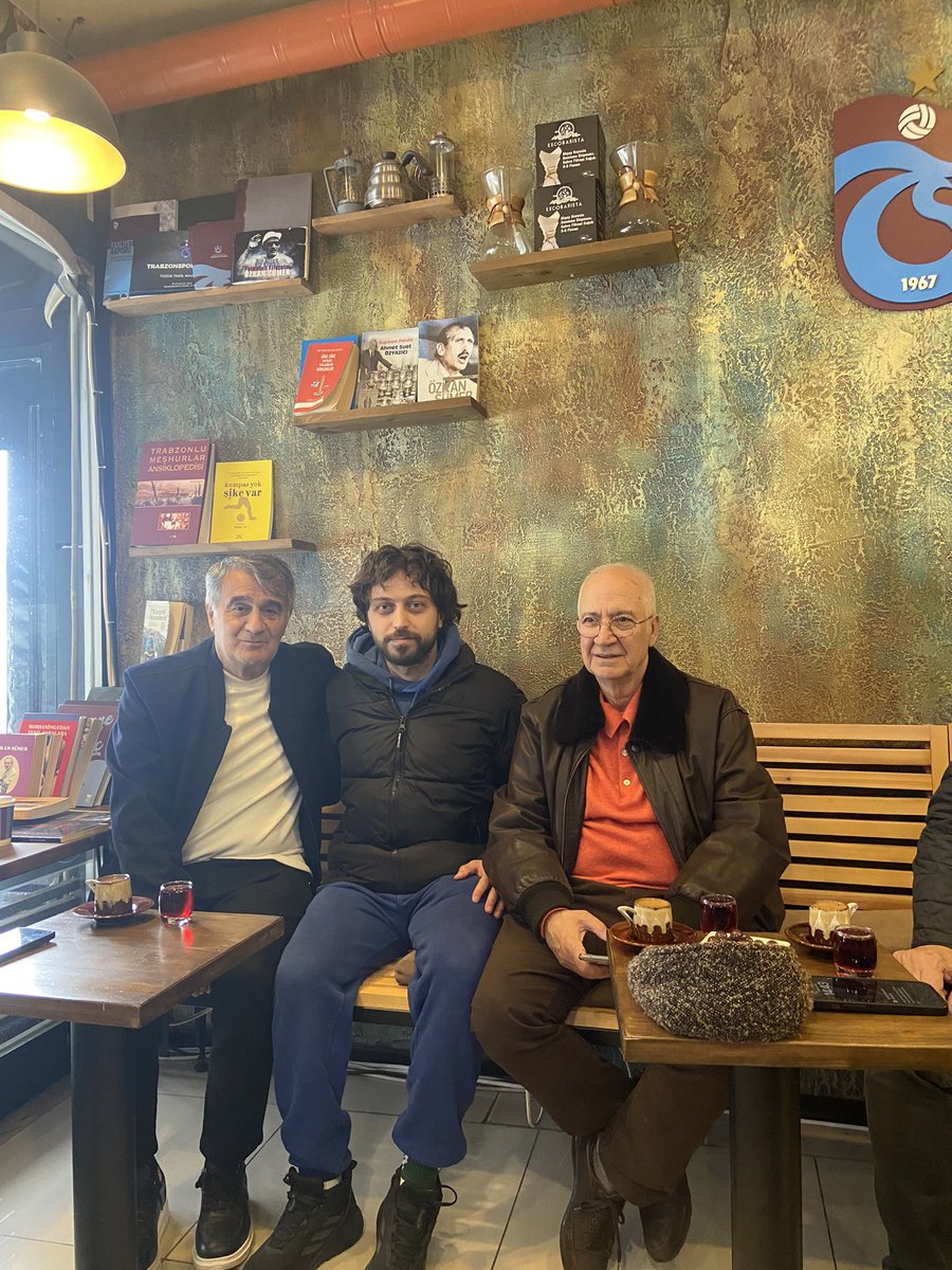 Efsanemiz Şenol Güneş ve Hayrettin Başkan’la hocamın köşesinde güzel bir an.. kötü gündemden biraz uzaklaştık.