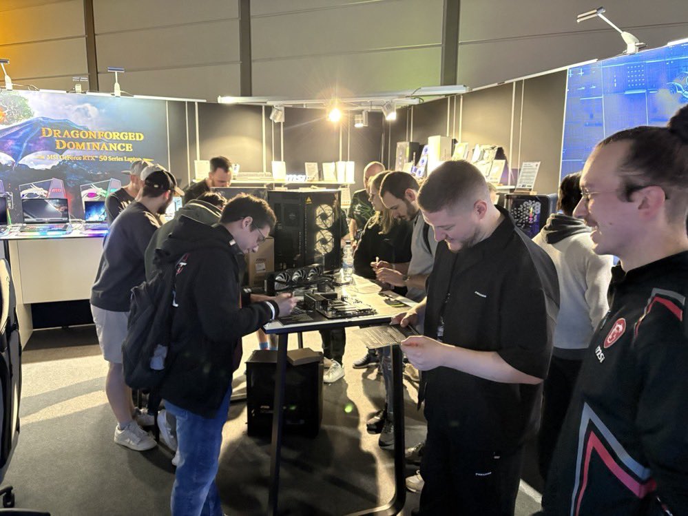 msigaming_de's tweet photo. Hier wird geschuftet! Auf der @caggtusleipzig könnt ihr euch zusammen mit @Bens_Hardware bei unserer DIY Aktion unter Beweis stellen 🦾 https://t.co/GhLKhPes3K