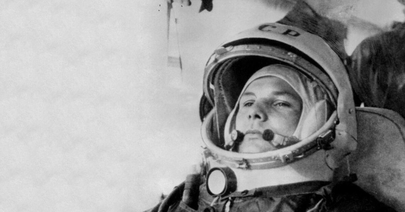 LumniEnseignant's tweet photo. Yuri Gagarine.
Le 11 avril 1961, le jeune cosmonaute soviétique devient le premier homme à effectuer un vol en orbite. Il restera 108 minutes dans l’espace, le temps de faire un tour de la Terre. 
Vingt ans après, un reportage d'Antenne 2 revient sur cet exploit.