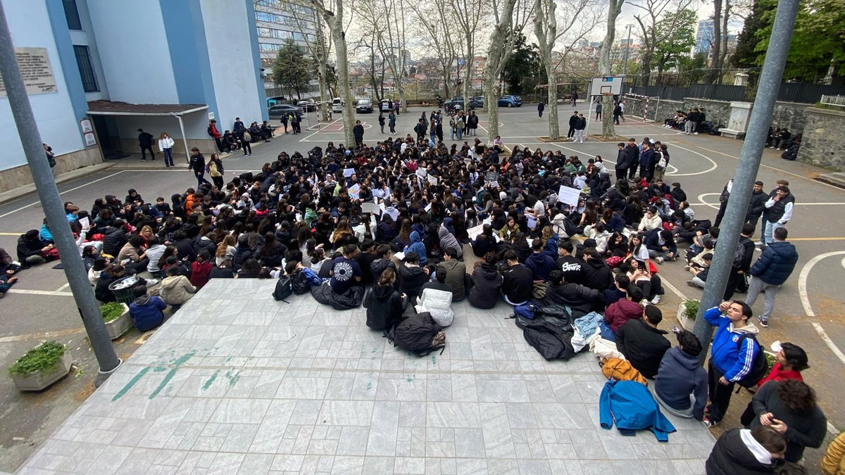 Ülke genelindeki proje okullarında birçok öğretmenin yeri değiştirildi

Beşiktaş Atatürk Anadolu Lisesi ve  Kartal Anadolu Lisesi öğrencileri, hocalarına destek için eylemde 
birgun.net/haber/proje-ok…