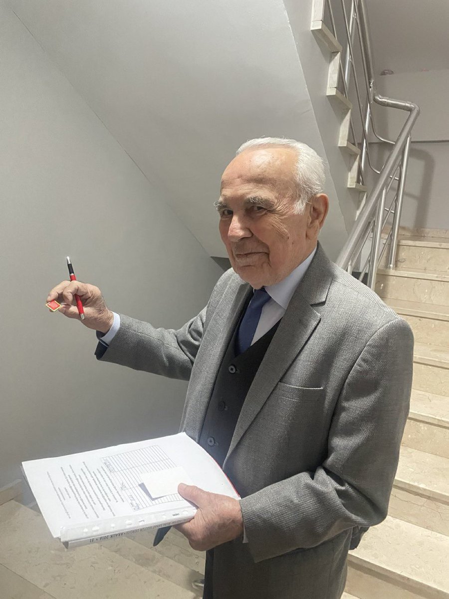 85 yaşındaki CHP Üyesi Cemil Bey, İBB Başkanı ve Cumhurbaşkanı Adayı Ekrem İmamoğlu için kapı kapı dolaşarak imza topluyor.