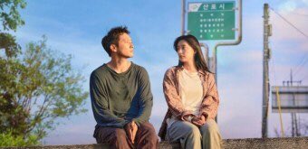 상당수의 힐링 드라마들이 귀농을 꿈꾸는 도시인들의 이야기를 다루는 듯한 인상을 주는 것은 이와 무관하지 않다.생각해보면 많은 한국인들이,사실은 시골의 전원일기에서 생활하는게 적성에 맞는 사람들이 갑작스럽게 도시로 개발된 공간에 모여서 어울리지도 않는 나를 찾는 놀이를 하고 있다고 봄