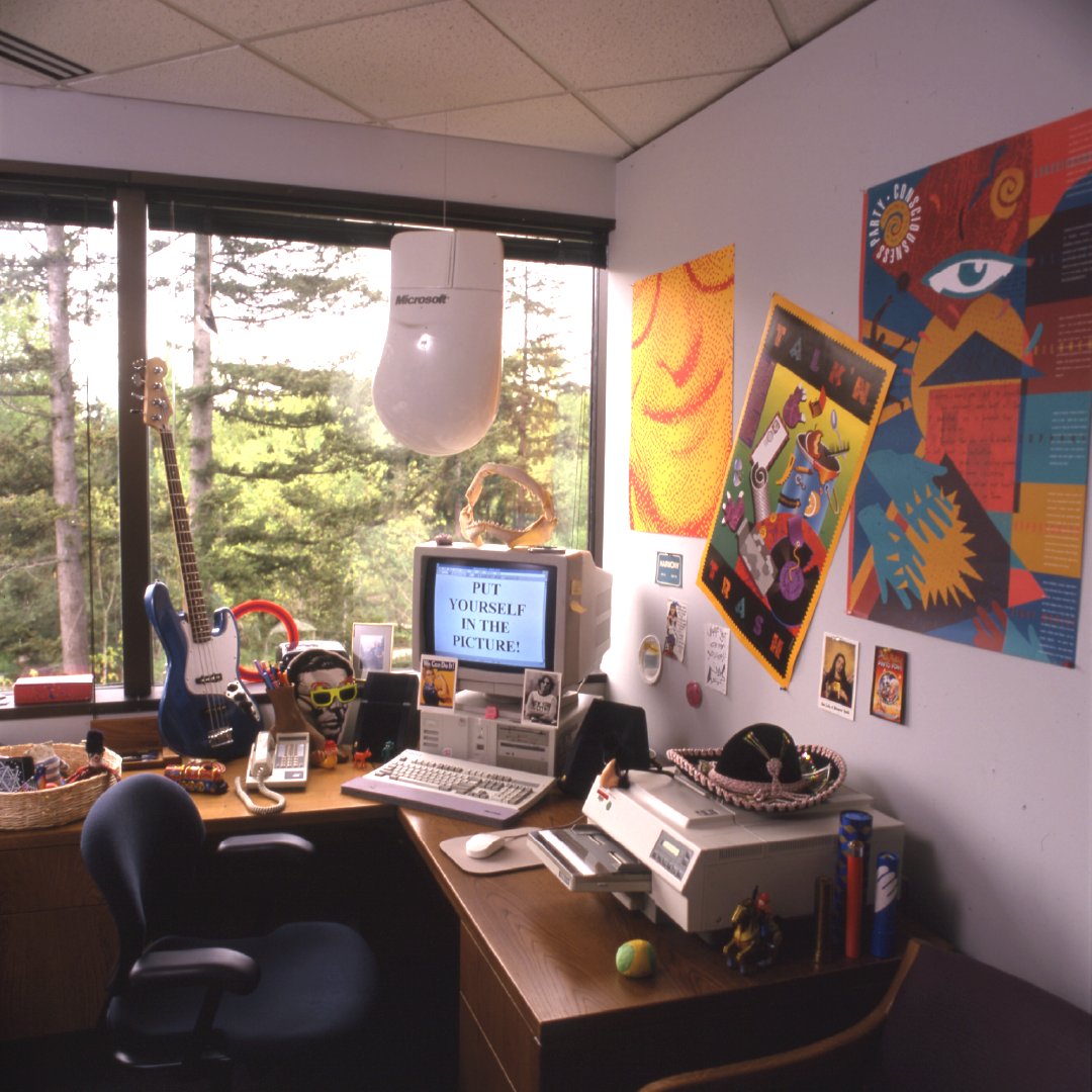 msdevjp's tweet image. ／
#Microsoft50 で振り返る！オフィス🧑‍💻
＼
こちらは 1992 年当時の一般的なマイクロソフトのオフィスです。
よく見ると、PC 本体や画面の大きさが今とは大きく違いますね🧐
みなさんは、未来のオフィスにどんなものが欲しいですか❓