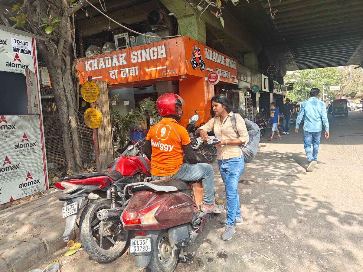 nirmalgorana2's tweet photo. Awareness Program among the Swiggy workers by #GIPSWU Delhi team.  @RekhaGuptaDelhi @PMOIndia @LabourMinistry @mansukhmandviya @ilo @VVGNLI1 @wpcn_ind @GIPSWU_ https://t.co/8Jtk9r3FmM