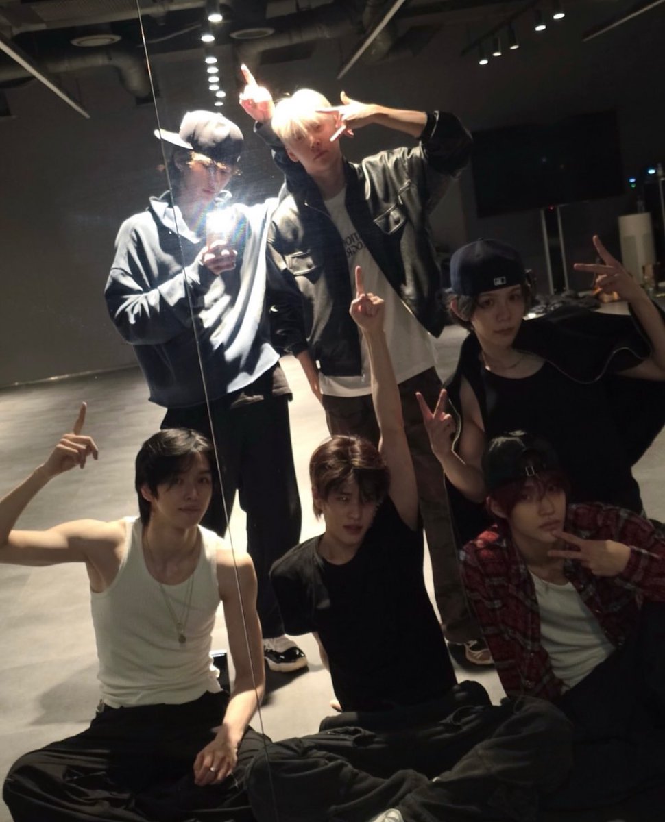 Wonmbin's tweet photo. born to be stars. https://t.co/kGohjL0Aly