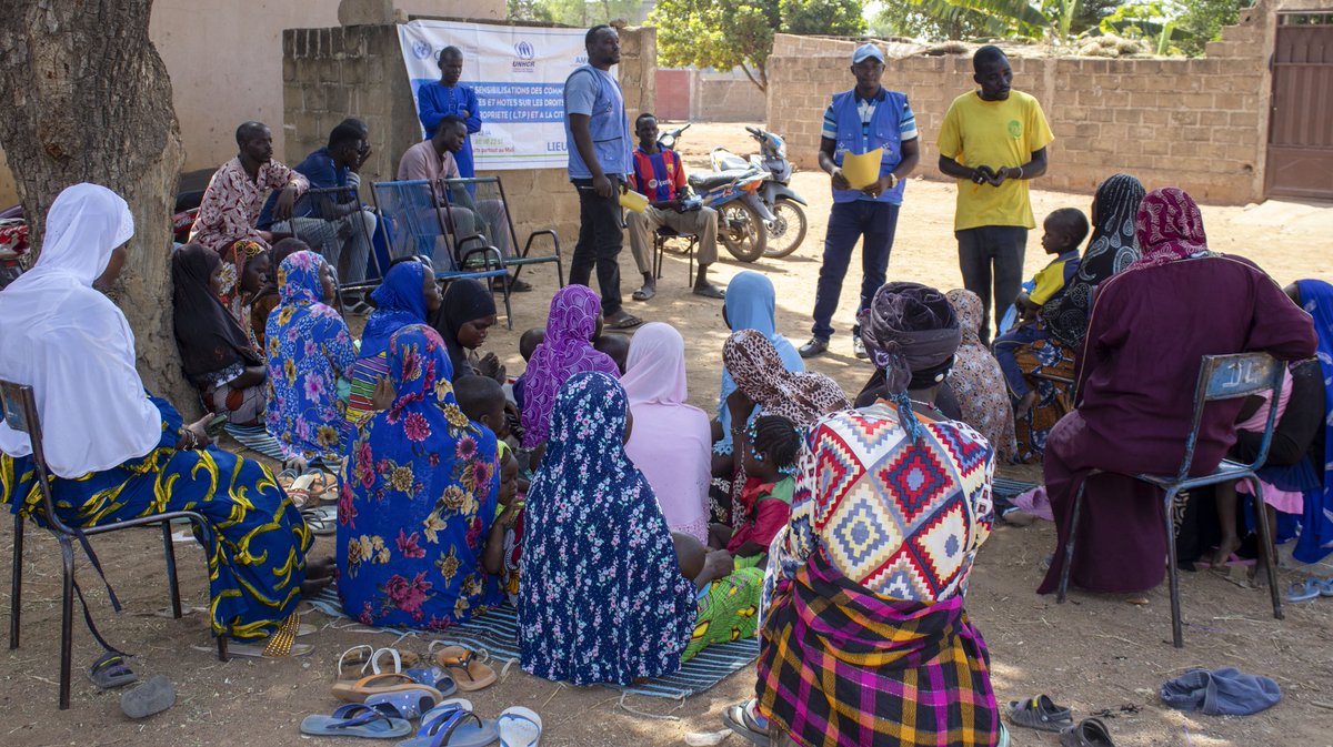 OAmsode's tweet photo. Séances Baroni à Lafiabougou (Ségou) avec les réfugiés burkinabè dans le cadre du projet LTP d’AMSODE, financé par le CERF via l’UNHCR. Au programme : droits au logement, citoyenneté et redevabilité. #AMSODE #UNHCR #CERF #LTP #Ségou https://t.co/09rUSSUouX