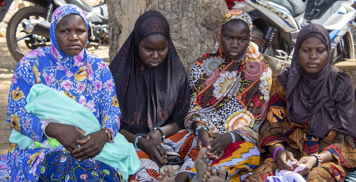OAmsode's tweet photo. Séances Baroni à Lafiabougou (Ségou) avec les réfugiés burkinabè dans le cadre du projet LTP d’AMSODE, financé par le CERF via l’UNHCR. Au programme : droits au logement, citoyenneté et redevabilité. #AMSODE #UNHCR #CERF #LTP #Ségou https://t.co/09rUSSUouX