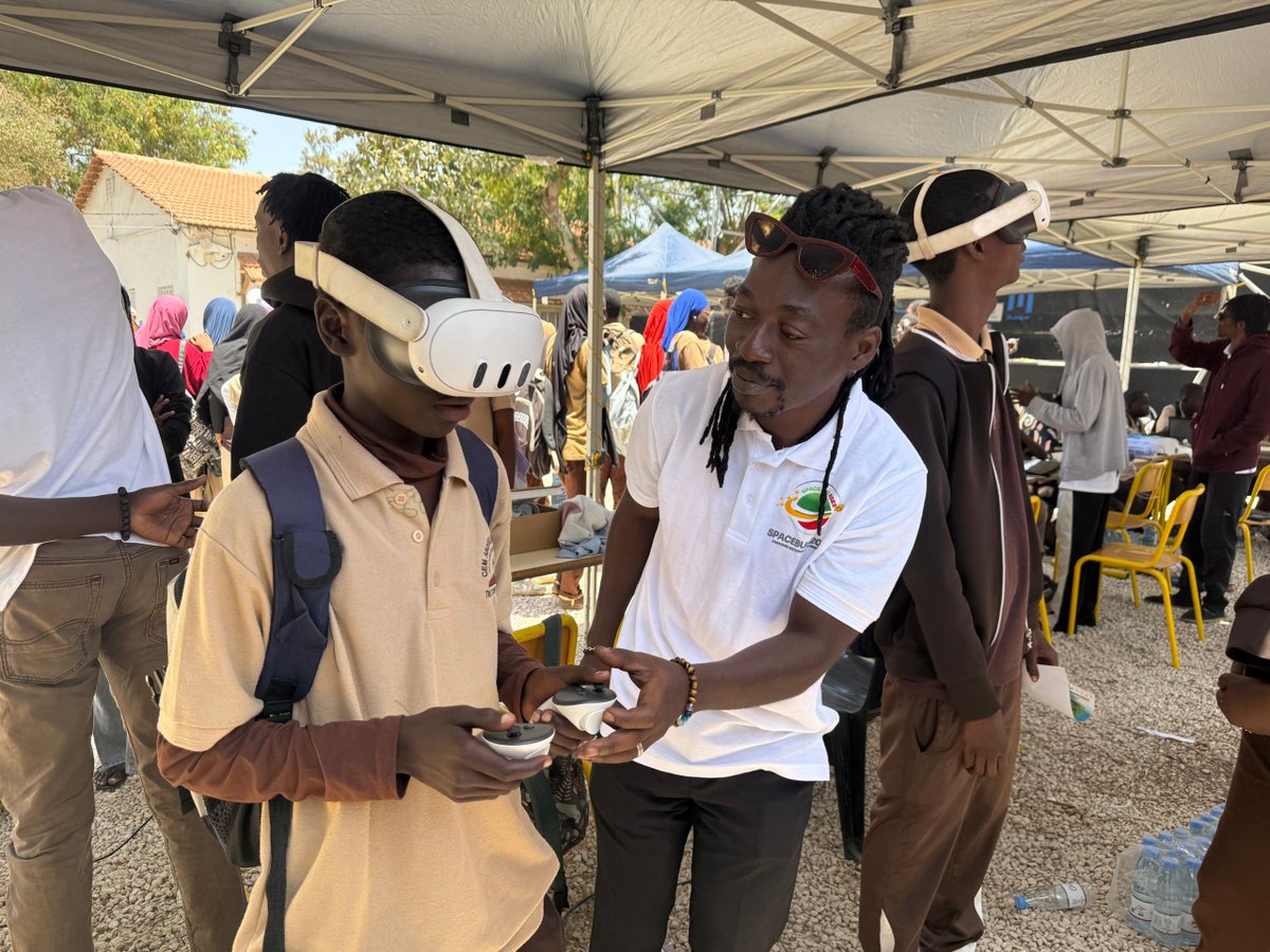 LuxDev_HQ's tweet photo. 🇸🇳 - Cap sur Saint-Louis avec la Caravane de l’#Espace
🪐 Au programme : numérique, robotique, jeux vidéo, astrophoto et ciel étoilé.
🔭 Une escale ludique et inspirante dans l’univers spatial ! 
#SpaceBus | #caravanedelespace | #LuxAid https://t.co/38gQIO6mRA