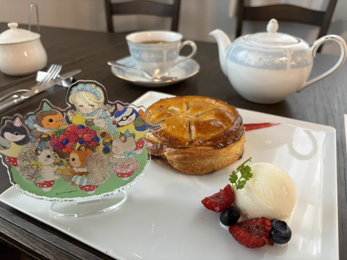 いよいよ明日から!!!ご予定の皆様どうぞお気をつけていらしてくださいね!ポー&amp;リルフィを中心としたてんこ盛りの展示とグッズがお待ちしていますそしてパティシエ関氏によるこの創作パイ、夢のようなおいしさでしたぜひ#旧尾崎テオドラ邸萩岩睦美展 4/12〜5/20 