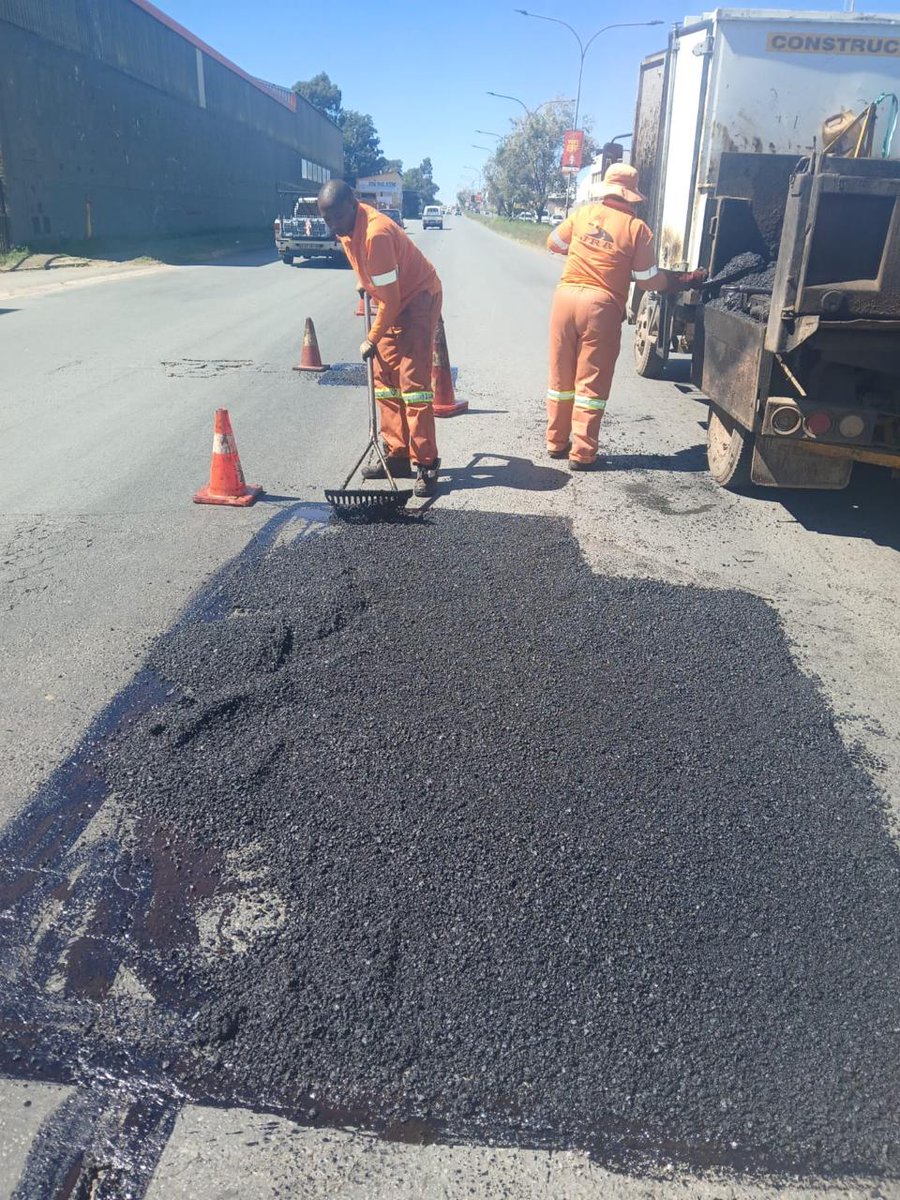MyJRA's tweet photo. @CrumRegionB @CityofJoburgZA @GPDRT_ @_ArriveAlive @CoJTransport @Bertha23206554 @JDA_joburg @JoburgMPD @MMCKennyKunene #JoburgUpdates #RegionalOperations
JRA teams hard at work fixing roads following recent heavy rainfall which has led to a surge in potholes:
Mineral Crescent in Crown π
Main Reef Road, Riverlea π
Newlands Road, Newlands π
Gordon Road in Bergbron, Region B π
@CrumRegionB https://t.co/u1A1jYhWRk