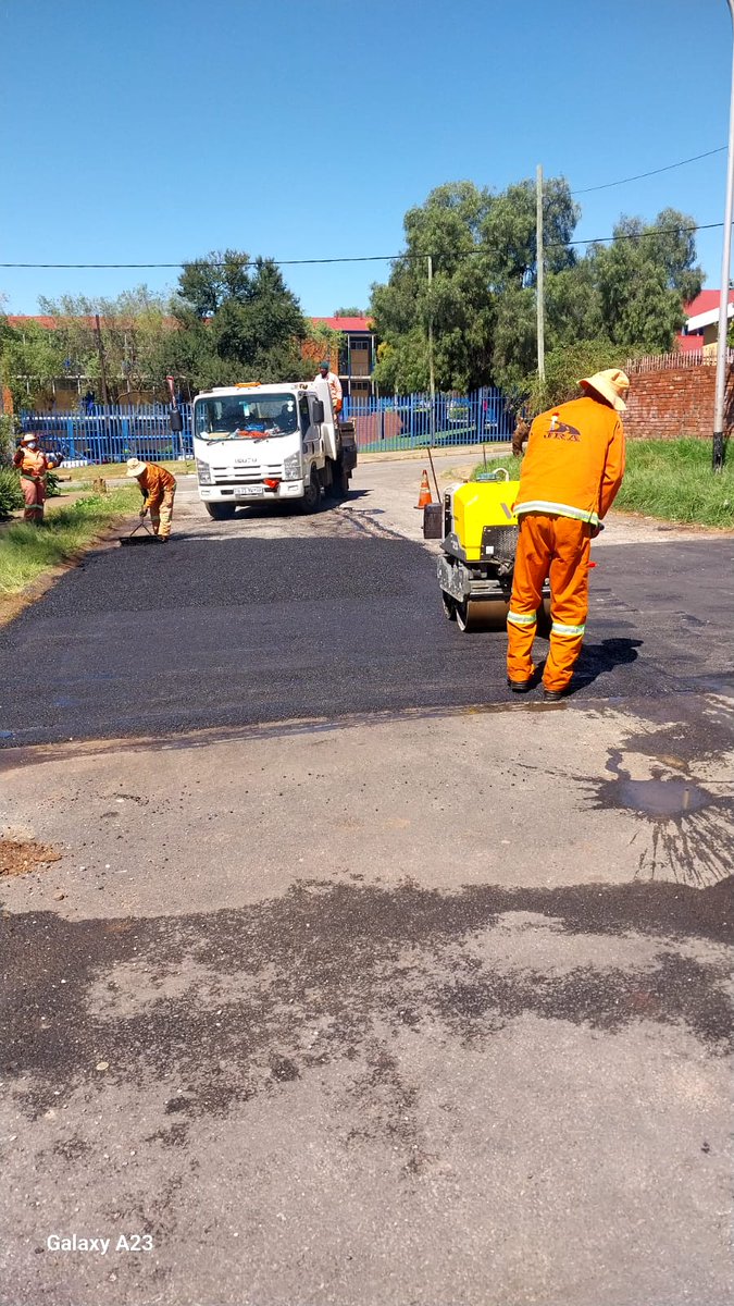 MyJRA's tweet photo. @CrumRegionB @CityofJoburgZA @GPDRT_ @_ArriveAlive @CoJTransport @Bertha23206554 @JDA_joburg @JoburgMPD @MMCKennyKunene #JoburgUpdates #RegionalOperations
JRA teams hard at work fixing roads following recent heavy rainfall which has led to a surge in potholes:
Mineral Crescent in Crown π
Main Reef Road, Riverlea π
Newlands Road, Newlands π
Gordon Road in Bergbron, Region B π
@CrumRegionB https://t.co/u1A1jYhWRk