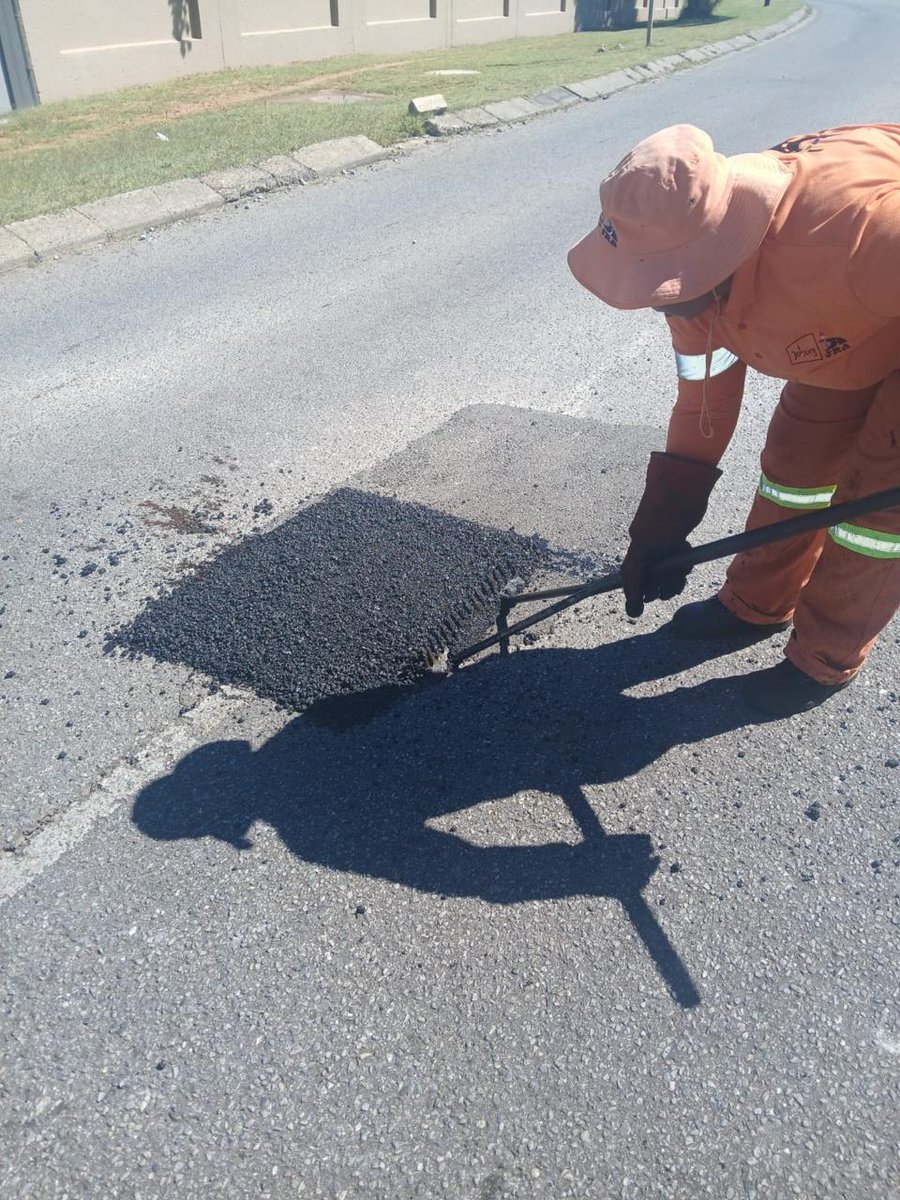 MyJRA's tweet photo. @CrumRegionB @CityofJoburgZA @GPDRT_ @_ArriveAlive @CoJTransport @Bertha23206554 @JDA_joburg @JoburgMPD @MMCKennyKunene #JoburgUpdates #RegionalOperations
JRA teams hard at work fixing roads following recent heavy rainfall which has led to a surge in potholes:
Mineral Crescent in Crown π
Main Reef Road, Riverlea π
Newlands Road, Newlands π
Gordon Road in Bergbron, Region B π
@CrumRegionB https://t.co/u1A1jYhWRk