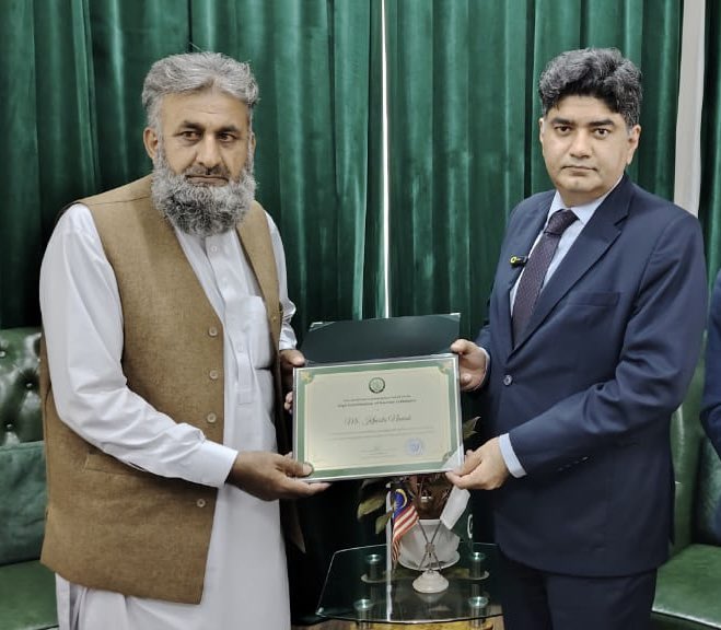 Hamza_565's tweet photo. "RECOGNITION FOR THE BRAVE! 🌟 The Pak High Commission honored our heroes who risked their lives to save others in the Putra Heights gas pipeline explosion. Local media @hmetromy @TheRakyatPost @bernamadotcom also gave them recognition! 📰 #PakistaniHeroes #PutraHeightsExplosion https://t.co/xtxlVRsEZO