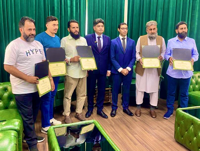 Hamza_565's tweet photo. "RECOGNITION FOR THE BRAVE! 🌟 The Pak High Commission honored our heroes who risked their lives to save others in the Putra Heights gas pipeline explosion. Local media @hmetromy @TheRakyatPost @bernamadotcom also gave them recognition! 📰 #PakistaniHeroes #PutraHeightsExplosion https://t.co/xtxlVRsEZO